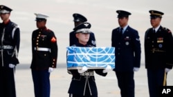 在韩国乌山空军基地举行的军人遗骸移交仪式(2018年7月27日)