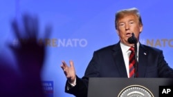 美国总统川普在布鲁塞尔举行的北约峰会上的一个记者会上讲话 (2018年7月12日)