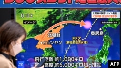 日本电视新闻报道2023年12月18日朝鲜发射洲际导弹的消息。(法新社)