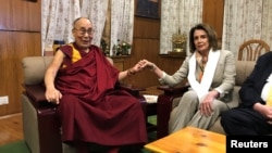 资料照片:时任众议院少数党领袖的南希·佩洛西在印度达兰萨拉会晤西藏精神领袖达赖喇嘛。(2017年5月9日)