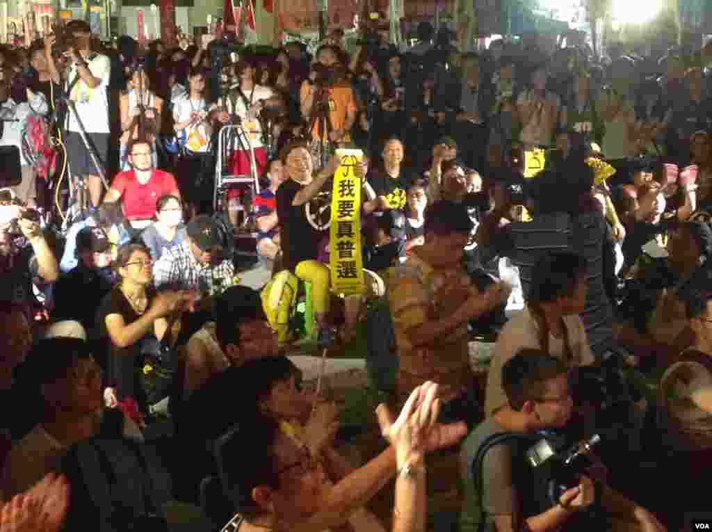 香港立法会辩论政改方案在星期三踏入最后阶段,大批支持和反对的示威人士在议会外的示威区分别举行集会。(美国之音海彦拍摄)