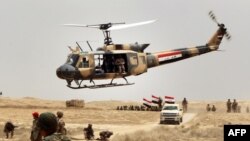 数千名伊拉克士兵在美军指导下在首都巴格达的一个军事营地参加训练 (2015年5月27日)