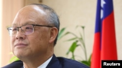 资料照:台湾行政院政务委员兼经贸谈判办公室总谈判代表邓振中在台北与媒体对话。(2021年1月22日)