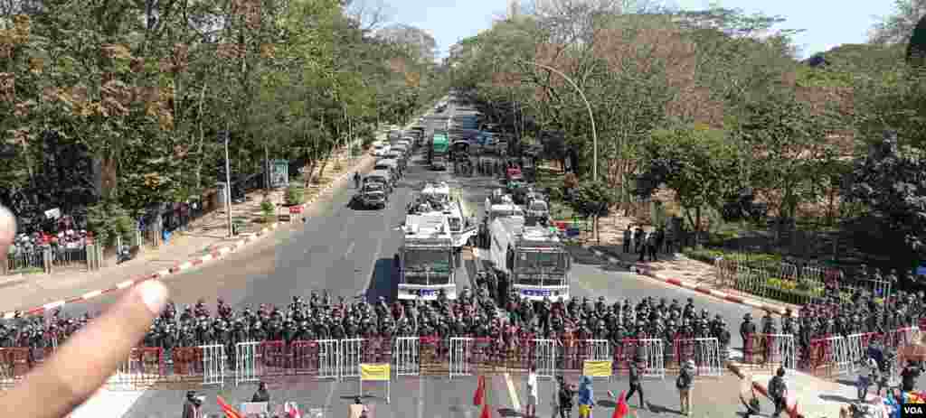 ရန်ကုန်မြို့ လှည်းတန်းအနီး စစ်အာဏာဆန့်ကျင် ဆန္ဒပြပွဲ မြင်ကွင်း။