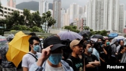 民众聚集在香港东区法院外面声援被抓的反送中抗议者。(资料照片)