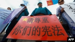 蒙古民众在乌兰巴托举着“尊重你们的宪法”的标语牌抗议中国当局在内蒙古推行的汉语教学计划。(2020年9月15日)