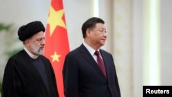 中国领导人习近平在北京会晤到访的伊朗总统莱希。2023年2月14日)