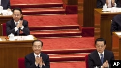 2012年3月11日,令计划(坐在温家宝后面)出席全国人大会议。