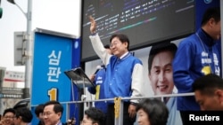 韩国最大在野党共同民主党(DP)领袖李在明2024年4月8日出席一场竞选活动。(路透社)