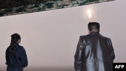 2024年10月31日,朝鲜领导人金正恩和女儿金主爱一同见证了该国新型洲际弹道导弹“火星炮-19”发射。(朝中社/法新社发布)