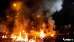 香港警方和抗议者星期天(11月17日)在理工大学外爆发激烈冲突。