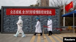江西省九江长江大桥旁的一个专为湖北人设立的检查站里身穿防护服的医护人员。(2020年2月1日)