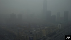 2013年中国发生大规模雾霾污染,中东部地区多座城市达到严重污染级别。图为被雾霾笼罩的北京