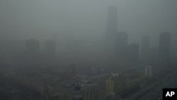 10月13日的北京,雾霾浓重,高楼看不清