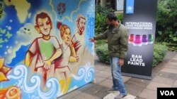 Художник користується фарбами без свинцю під час нарад ООН у Найробі