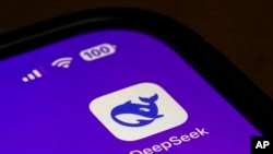 横空出世的DeepSeek震撼美国的人工智能产业,美国总统特朗普称这是对硅谷的一个“警钟”。(美联社:2025年1月28日)