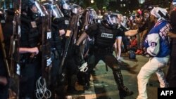 夏洛特市的警察试图抓住一个示威者(2016年9月21日)