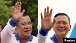 资料照片:这张组合照片显示了柬埔寨首相洪森和他的儿子洪马内在金边的竞选集会期间。