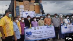 မြန်မာနိုင်ငံကို ထိုင်းနိုင်ငံနယ်စပ် မဲဆောက်မြို့တာဝန်ရှိသူတွေနဲ့ ကုန်သည်တွေက ဆေးဘက်ဆိုင်ရာပစ္စည်း အကူအညီတွေ ပေးအပ်ခဲ့တဲ့ မြင်ကွင်း။ (စက်တင်ဘာ ၂၉၊ ၂၀၂၀)