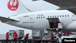 资料照:日本工人把日本捐赠给台湾的新冠病毒疫苗装入即将飞往台湾的飞机。(2021年6月4日)