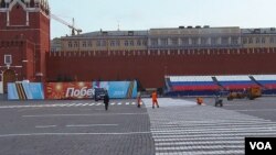 2014年5月9日胜利日庆祝活动前夕,市政工人在莫斯科红场上做准备。莫斯科的许多市政工人来自乌兹别克斯坦,在俄罗斯的外国劳工中,乌兹别克人最多,超过其他中亚国家。乌兹别克斯坦对二战的评价与俄罗斯不同,很少参加每年的红场庆祝活动。