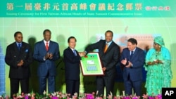 非洲国家圣多美和普林西比是台湾邦交国。图为2007年9月时为台湾总统的陈水扁(左三)主办台湾与非洲邦交国首脑的高峰会,时任圣多美和普林西比总统的梅内德塞斯(左五)峰会。