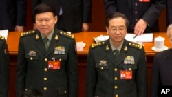 2017年3月5日,中共中央军委政治工作部主任张阳(左)与中共中央军委联合参谋部参谋长房峰辉在北京人大会堂参加全国人大会议开幕式。
