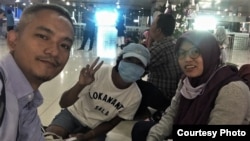 资料照:在香港做工的印度尼西亚籍家政人员尤丽(右)(照片来源: Migrant Care) )