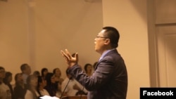 在这张日期不明的脸书照片中,成都秋雨圣约教会创始人王怡牧师在教会布道。