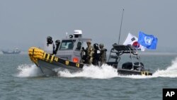 资料图:韩国2016年6月派出海军人员打击中国非法捕鱼活动。 (韩国国防部照片)
