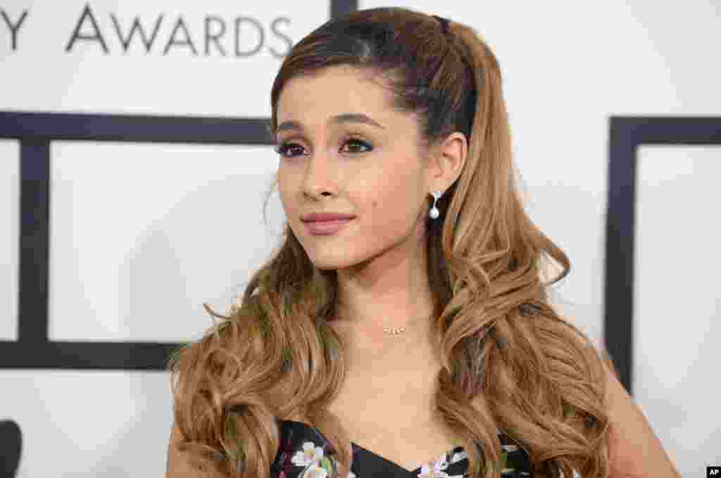 美国流行歌手爱莉安娜·格兰德(Ariana Grande) 在洛杉矶参加格莱美奖典礼(2014年1月)。2017年5月22日的自杀爆炸发生在曼彻斯特体育场的门厅,当时格兰德的演唱会刚刚结束。爆炸造成22人死亡,100多人受伤。遇难者中有不少年轻女孩儿,她们是格兰德粉丝群体的主力。5曰7日,英国将安全威胁级别降至“严重”这一级。这意味着攻击仍然被认为是很可能的。此前,英国的安全威胁级别曾经提高到“极严重”, 意思是另一次攻击被认为即将到来 。  