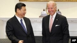 资料照片:时任美国副总统拜登在白宫接待到访的时任中国国家副主席习近平。(2012年2月14日)
