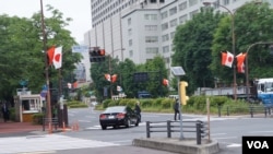 日本东京霞关的马路两旁2018年5月8日插上中日国旗迎接中国总理李克强到访。 (美国之音记者 歌篮拍摄)