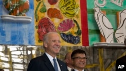 2013年12月4日,美国副总统拜登(左)与前美国驻中国大使骆家辉在美国驻北京大使馆领事处与申请赴美签证的中国学生见面。(资料照片)