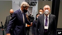 美国气候特使克里和中国气候代表谢振华在联合国气候变化大会中交谈(2021年11月12日)