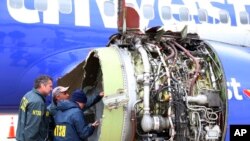 2018年4月17日,美国国家运输安全委员会(NTSB)的调查人员查看出事的西南航空公司班机的受损引擎。(图片由NTSB通过美联社发布)