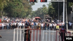 ရန်ကုန်မြို့ရှိ အမေရိကန်သံရုံးရှေ့ဆန္ဒပြဖို့ကြိုးစားတဲ့လူစုကို ရဲတပ်ဖွဲ့က ပိတ်ဆို့ထားသည့် မြင်ကွင်းများ။