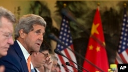 7月9日美国国务卿克里(左二)在北京钓鱼台国宾馆与中国有关官员举行会谈