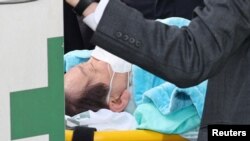 韩国最大在野党共同民主党领袖李在明2024年1月2日在釜山出席活动时遇袭受伤。(路透社转发)