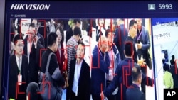中国海康威视开发的人脸识别技术在北京举行的中国社会公共安全产品博览会上展示。(2018年10月23日)