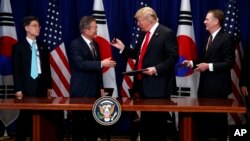 特朗普和文在寅在2018年联合国大会期间在纽约签署美韩自由贸易协议 ( 2018年9月24日)