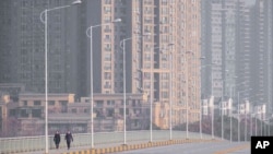 封城后的武汉市大马路上行人稀少
