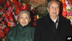 华国锋和夫人在毛主席纪念堂纪念毛泽东113岁生日(2006年12月26日)
