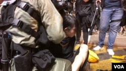 香港防暴警察在上环清场中拘捕一位女孩 (美国之音海彦拍摄 )