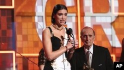 အဆိုတော် Dua Lipa ဒီနှစ် Grammy ဆုလက်ခံစဉ်