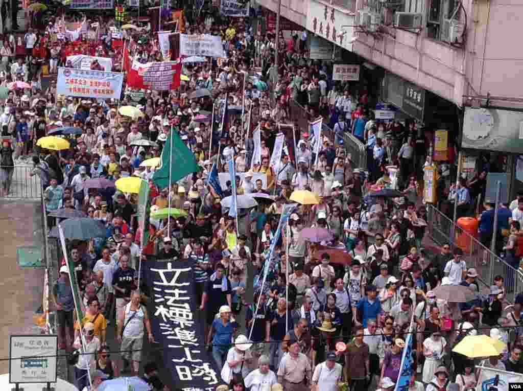 数万港人参加七一大游行誓言守护香港(美国之音海彦拍摄)