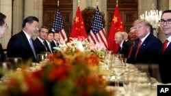 美国总统特朗普(右二)和中国国家主席习近平(左二)在阿根廷布宜诺斯艾利斯出席二十国集团领导人非正式会晤。(2018年12月1日)