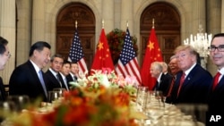 美国总统特朗普(右二)和中国国家主席习近平(左二)在阿根廷布宜诺斯艾利斯出席二十国集团领导人非正式会晤。(2018年12月1日)