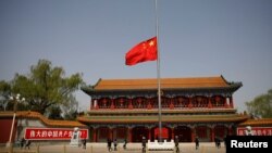 北京中南海新华门前的国旗为新冠病毒死难者降半旗。(2020年4月4日)