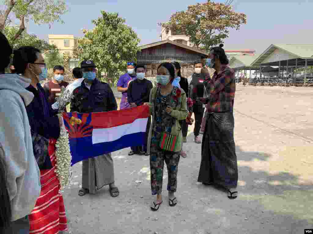 ဖမ်းဆီးခံဆန္ဒပြသူများကို မန္တလေးမြို့ ချမ်းအေးသာစံမြို့နယ် တရားရုံးမှာ ရုံးထုတ်တဲ့ မြင်ကွင်း။